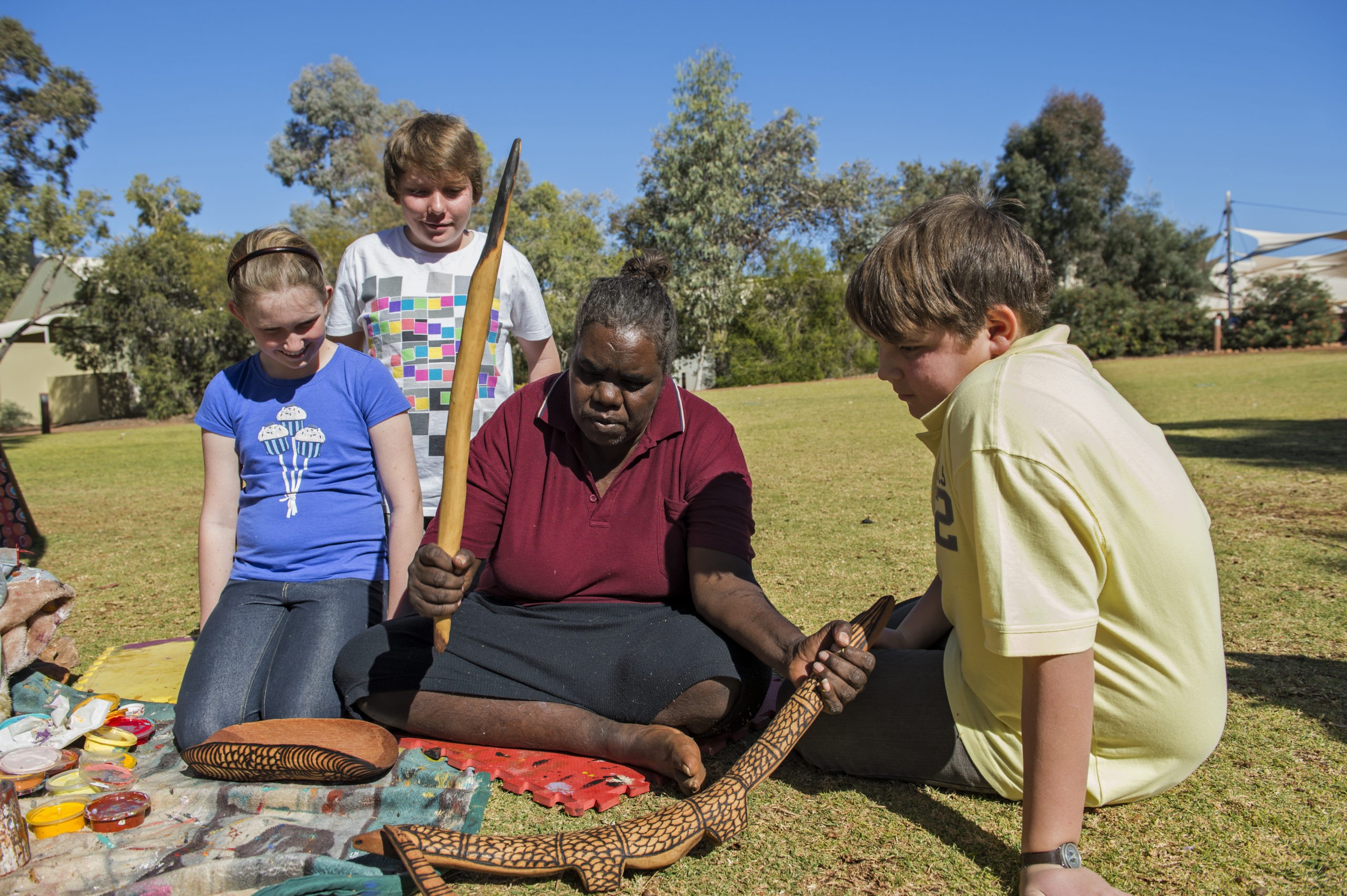 Aboriginal art workshop at Uluru credit Tourism NT/Shaana McNaught